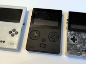 左侧的 Game Bub 第一代原型机仍有三个按钮（图片来源：Eli Lipsitz）