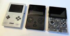 左侧的 Game Bub 第一代原型机仍有三个按钮（图片来源：Eli Lipsitz）