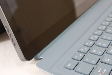 键盘底座不能像Surface Pro那样，有额外的磁铁，可以调整角度或倾斜。