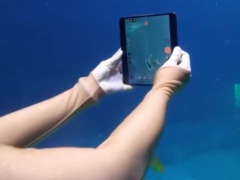 OPPO 展示 Find N5 的防水性能。(图片来源:微博)
