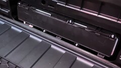 Cybertruck 的 HEPA 过滤器只需一分钟即可更换（图片：Munro Live/YT）