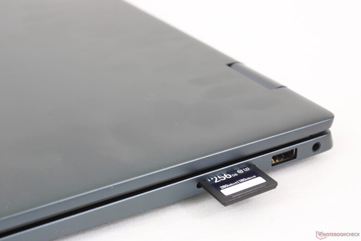 完全插入的 SD 卡突出一半长度