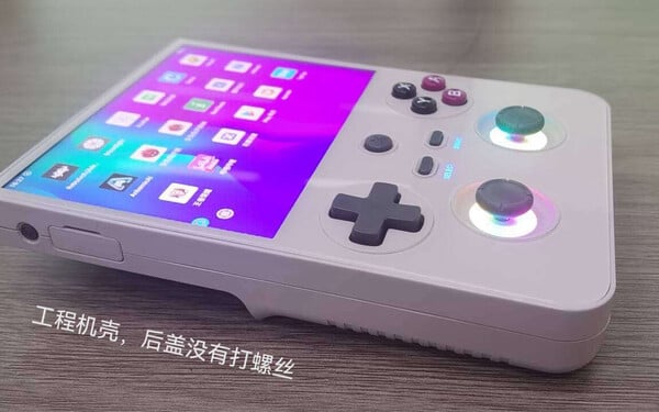 据称是 Anbernic RG477V 工程样品。(图片来源：Maxzhou88）