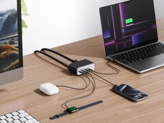 Anker 7 合 1 USB-C 充电站（100W）通过交流电供电。