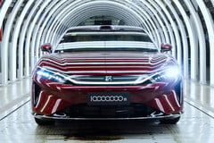 一辆 BYD Da Han 已在中国下线,标志着王朝系列第 1000 万辆汽车正式下线。