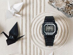 卡西欧 G-Shock DW-5600RGM-1 是两款折纸主题手表之一