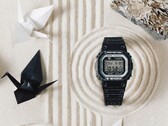 卡西欧 G-Shock DW-5600RGM-1 是两款折纸主题手表之一