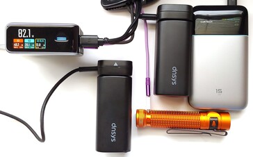 在一次测试中，Cuktech 同时为四台设备充电时的输出功率为 82.1 W。