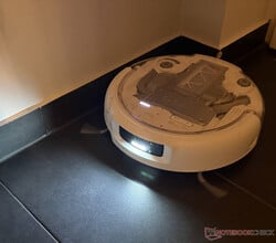 罗莫 P 在黑暗中照亮自己的路