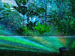 Govee 节日投光灯与户外激光投光灯（如图）相似。(图片来源：Govee）