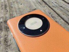 使用两年后的Honor X9b。(图片来源：Darryl Linington - NoteBookCheck）