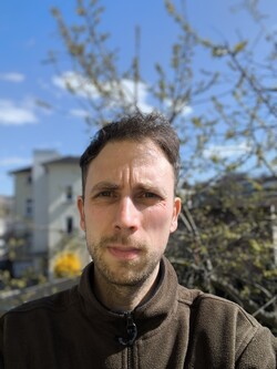 使用 2000 万像素前置摄像头自拍