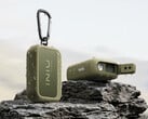 INIU Outdoor Rugged 10000 移动电源配备内置白光/红光手电筒、三脚架接口和夹扣。