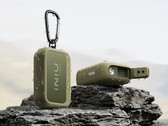 INIU Outdoor Rugged 10000 移动电源配备内置白光/红光手电筒、三脚架接口和夹扣。