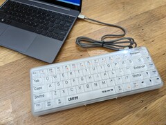 Lofree 1%是一款半透明的键盘，其MX &quot;水母 &quot;开关被包裹在一个聚碳酸酯甲板中。