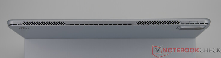 顶部：风扇出口、电源按钮