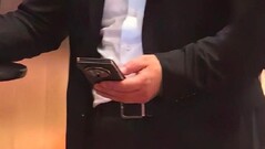 华为三折手机在野外。(图片来源:MyDrivers)