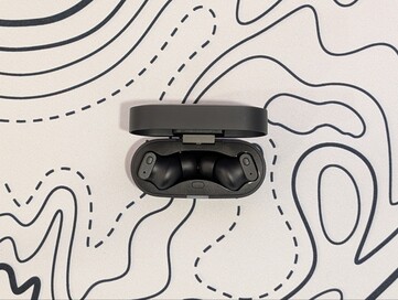 Status Pro X 无线耳塞的充电盒。