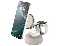 新款贝尔金 Qi2 25W 3 合 1 底座可在 25 分钟内将 iPhone 16 电量从 0 充至 50%，使用 iOS 26 或更新版本。(图片来源：贝尔金）