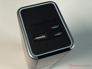 顶部有三个 USB 端口