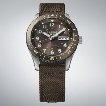 Seiko 5 Sports HDB009 自动野外手表，棕色表盘、指南针表圈和棕色尼龙表带。