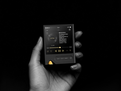 Onix Tocata XM2 DAP,手持黑色背景。(图片来源:Onix)