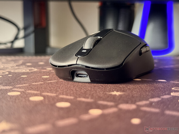 Dash Ultra 通过正面的 Type C 端口充电