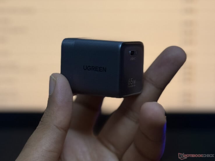 Ugreen Nexode Air 65W 侧视图