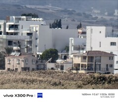 配备 1600 毫米长焦变焦镜头的 vivo X300 Pro