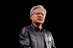 Nvidia 首席执行官 Jensen Huang 表示，他们预计该行业将成为一个价值万亿美元的市场。(图片来源：英伟达）