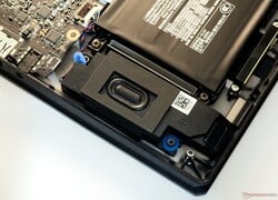 尽管采用了大型底盘和两个低音扬声器，但低音响应较低