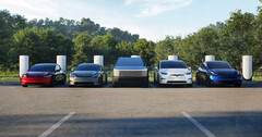 Model Y、Cybertruck、Model 3 和 Model S/X 在超级充电站一字排开。(图片来源：特斯拉）