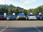 Model Y、Cybertruck、Model 3 和 Model S/X 在超级充电站一字排开。(图片来源：特斯拉）