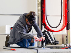 预制超级充电器可加快安装速度。(图片来源:特斯拉)