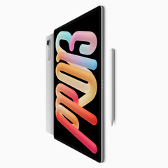 小新 Pro 13 及其官方配件 Stylus Pro。