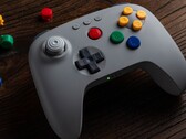 经典灰 8bitDo 64 蓝牙控制器的价格高于其他颜色。(图片来源：8BitDo）