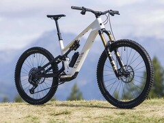 Canyon Spectral:ON CF 9 相当轻巧,并能提供强劲的牵引力