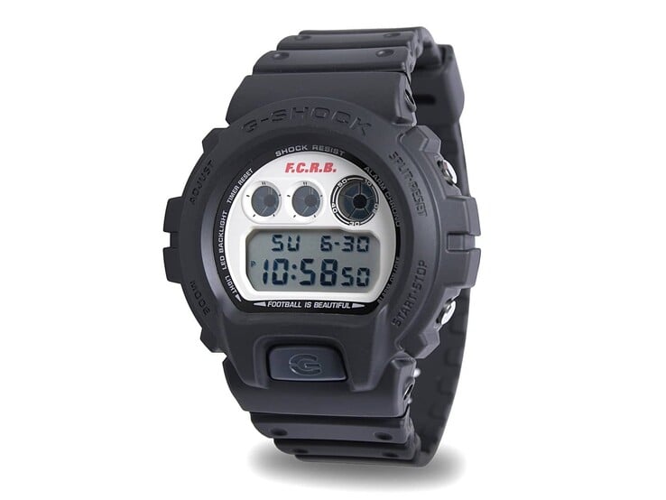卡西欧G-Shock DW-6900 x F.C. Real Bristol限量版数字手表的侧视图,配有黑色树脂表带和复古风格的米白色表盘。