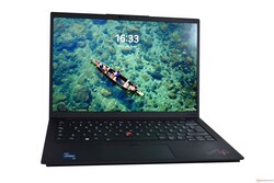 在审查中。联想ThinkPad X1 Carbon G10，测试样品由联想德国提供