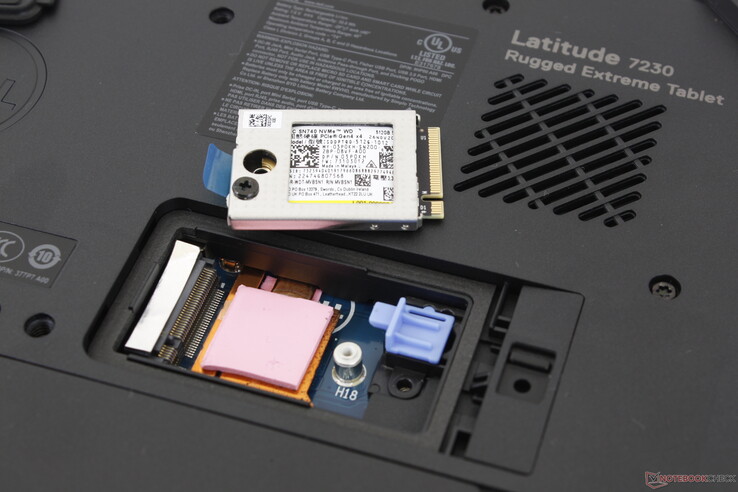 可移动的M.2 2230 PCIe4 x4 SSD。该驱动器位于一个热垫和散热器上
