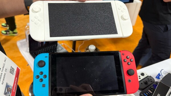 Genki 的 Switch 2 3D 打印模型与原版 Switch 相映成趣（图片来源：Numerama）