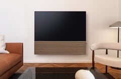 三星将S99H OLED智能电视与一款采用木质前面板的时尚 soundbar 搭配使用。