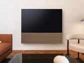 三星将S99H OLED智能电视与一款采用木质前面板的时尚 soundbar 搭配使用。