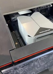 电池逆变器占据了相当大的空间（图片来源：Electric Revolution via YT）