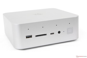 前置USB-A 3.0（10 Gbps）、SD 读卡器、USB-C（10 Gbps）、3.5 毫米耳机、指纹电源按钮、四麦克风阵列