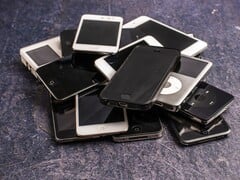 灰色的表面上堆放着一堆报废的智能手机