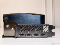 3x DisplayPort 1.4 输出，1x HDMI 2.1a 输出