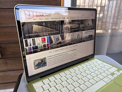 室外（明亮的白天，无阳光直射）