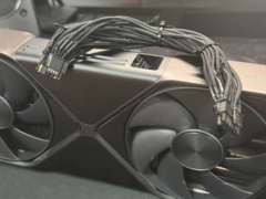 融化 RTX 5090 的故事远不止这些（图片来源：Reddit）