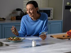 Anker Nano 充电器(35W,内置可伸缩 USB-C 电缆)(如图)现推出白色款(如图)。(图片来源:Anker)